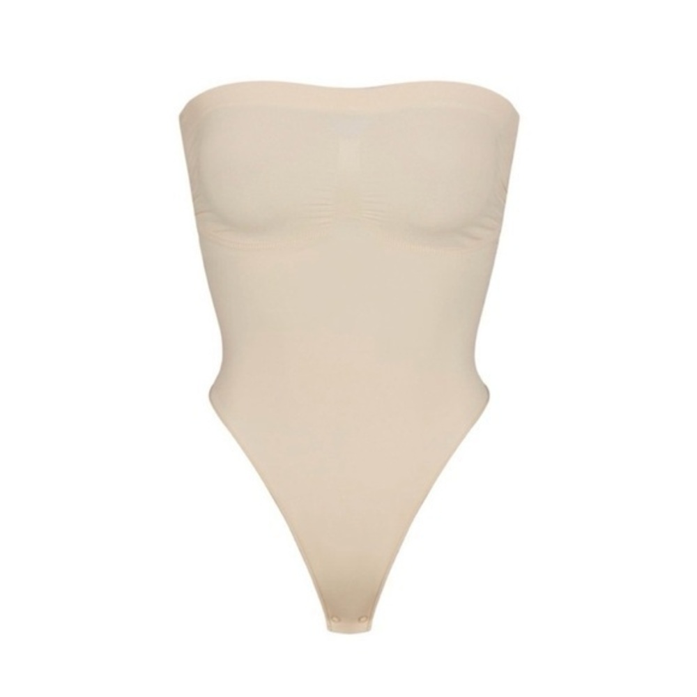 SKIMS SEAMLESS STRAPLESS THONG BODYSUIT NO STRAPS SAND SMALL